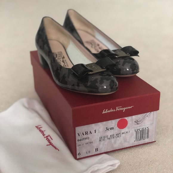Brand New Salvatore Ferragamo Vara Bow Pumps 6.5 - Picture 2 of 6